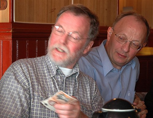 Penge er flygtige - John ser bekymret (eller interesseret?) til